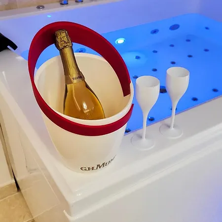 - La Suite Delos - Jacuzzi 2 Places - Centre Ville A Pied - Lit Queen Size - Parking Privee - Wifi - City Center Within Walking Distance - Quimper Exterior photo