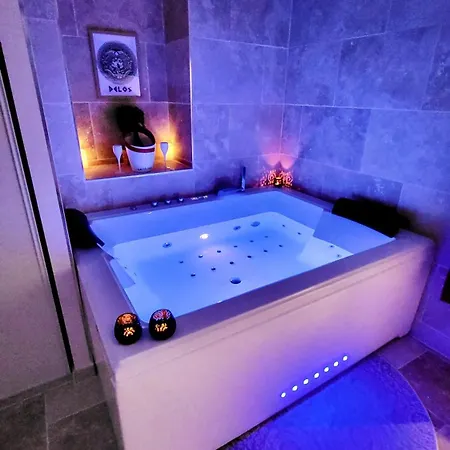 - La Suite Delos - Jacuzzi 2 Places - Centre Ville A Pied - Lit Queen Size - Parking Privee - Wifi - City Center Within Walking Distance - Quimper Exterior photo