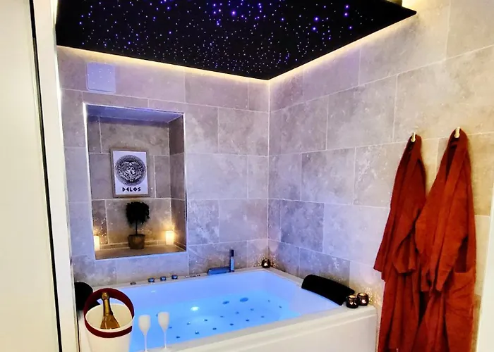 - La Suite Delos - Jacuzzi 2 Places - Centre Ville A Pied - Lit Queen Size - Parking Privee - Wifi - City Center Within Walking Distance -