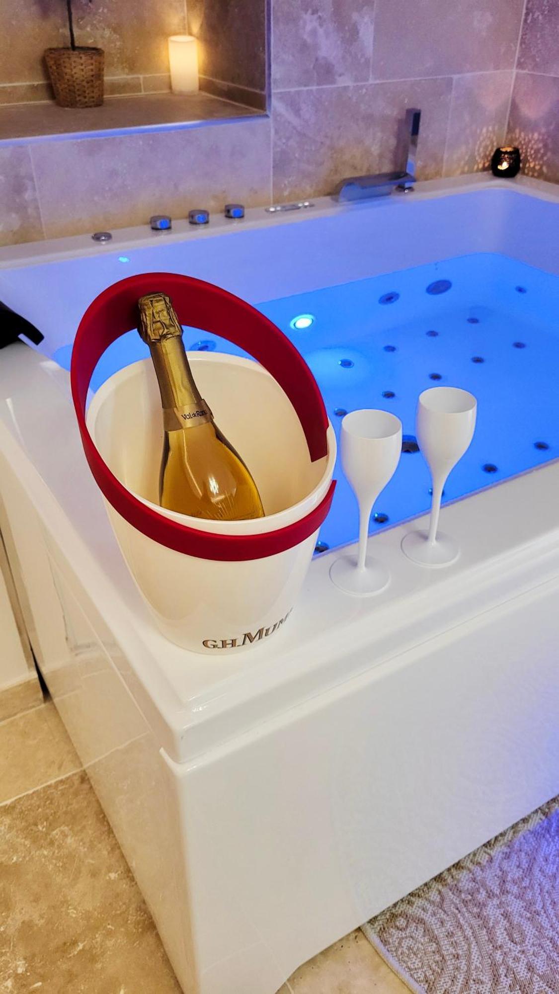 - La Delos - Jacuzzi 2 Places - Centre A Pied - Lit Queen Size - Parking Privee - Wifi - Center Within Walking Distance - *