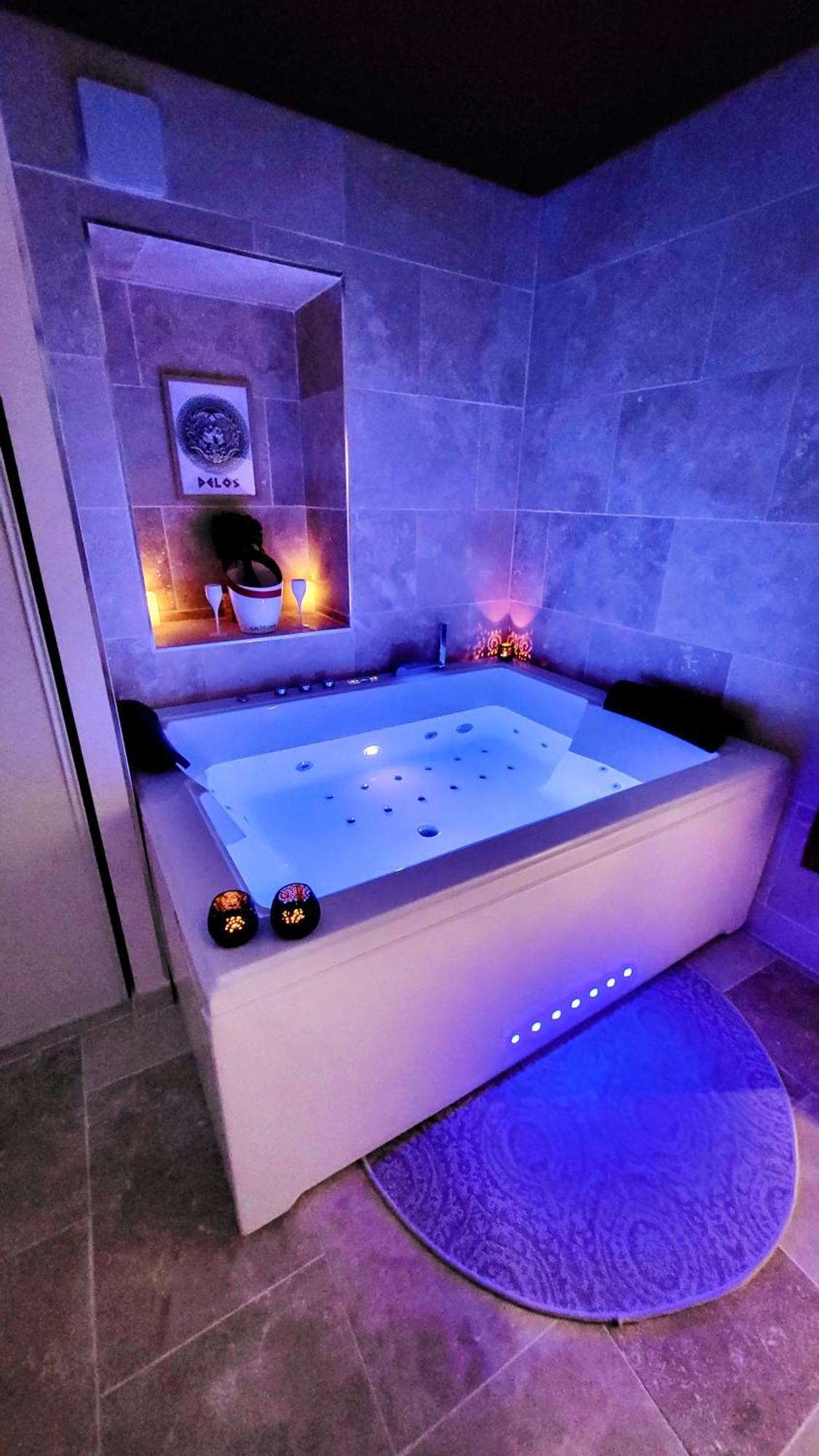 Apartment - La Delos - Jacuzzi 2 Places - Centre A Pied - Lit Queen Size - Parking Privee - Wifi - Center Within Walking Distance - *