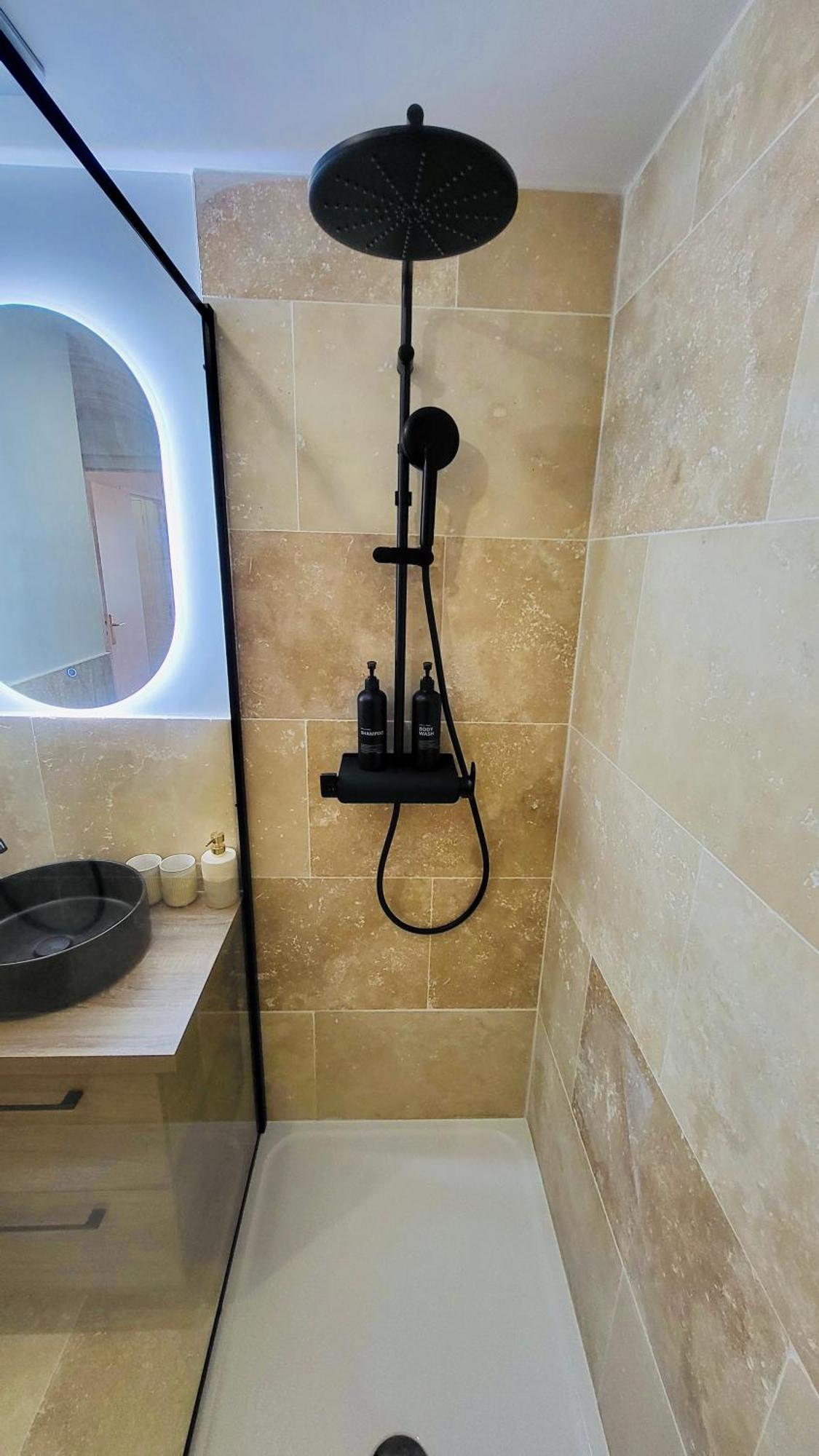 Apartment - La Delos - Jacuzzi 2 Places - Centre A Pied - Lit Queen Size - Parking Privee - Wifi - Center Within Walking Distance - Quimper