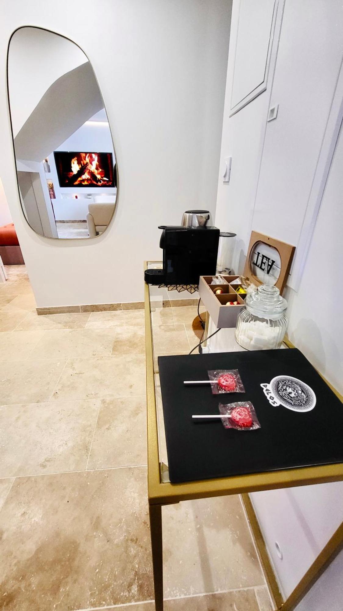 - La Delos - Jacuzzi 2 Places - Centre A Pied - Lit Queen Size - Parking Privee - Wifi - Center Within Walking Distance - * Quimper