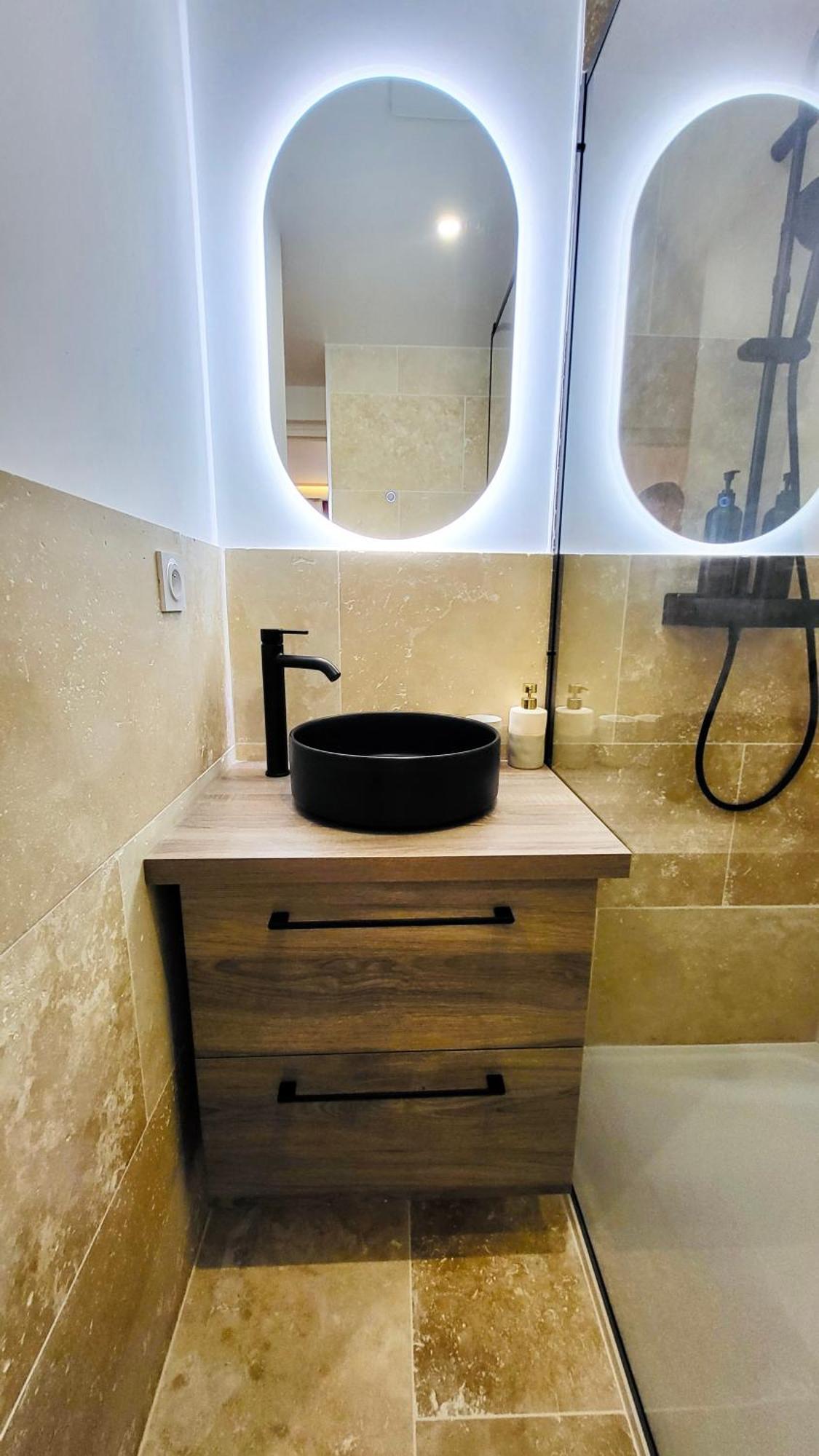- La Delos - Jacuzzi 2 Places - Centre A Pied - Lit Queen Size - Parking Privee - Wifi - Center Within Walking Distance -