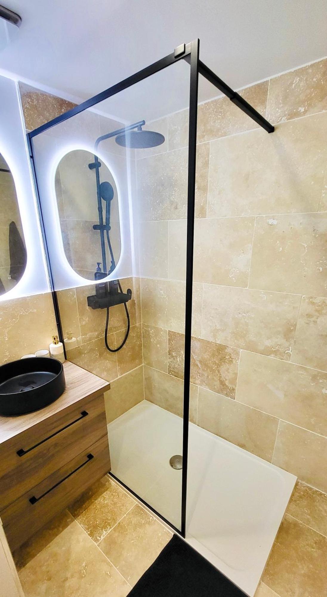 - La Delos - Jacuzzi 2 Places - Centre A Pied - Lit Queen Size - Parking Privee - Wifi - Center Within Walking Distance - Quimper