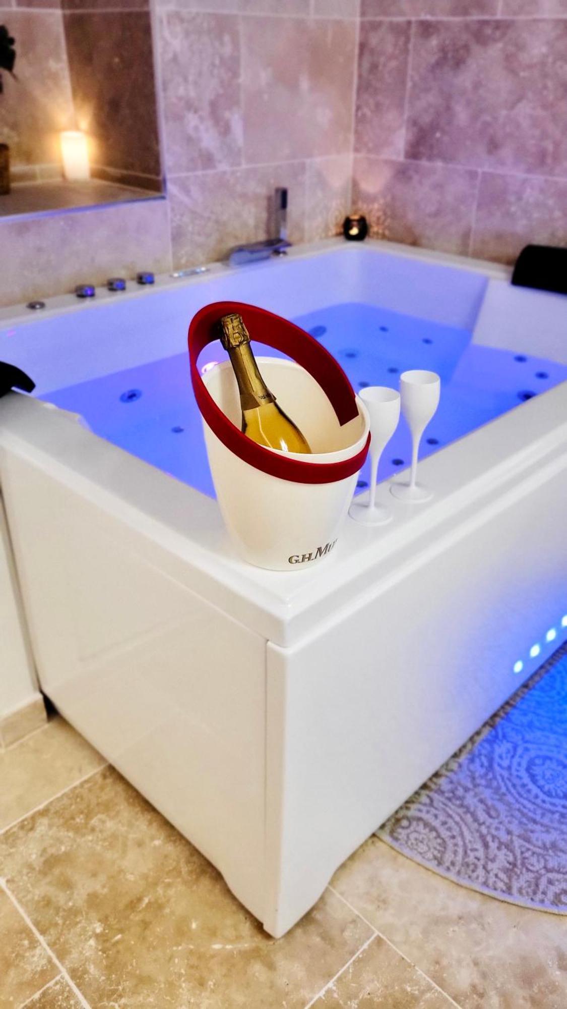- La Delos - Jacuzzi 2 Places - Centre A Pied - Lit Queen Size - Parking Privee - Wifi - Center Within Walking Distance -