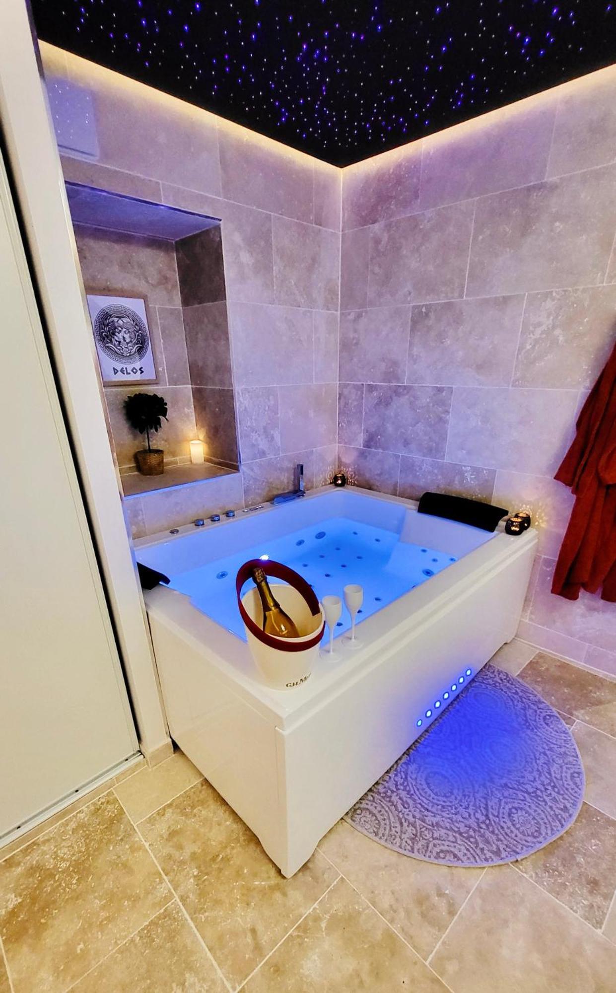 - La Delos - Jacuzzi 2 Places - Centre A Pied - Lit Queen Size - Parking Privee - Wifi - Center Within Walking Distance - Apartment