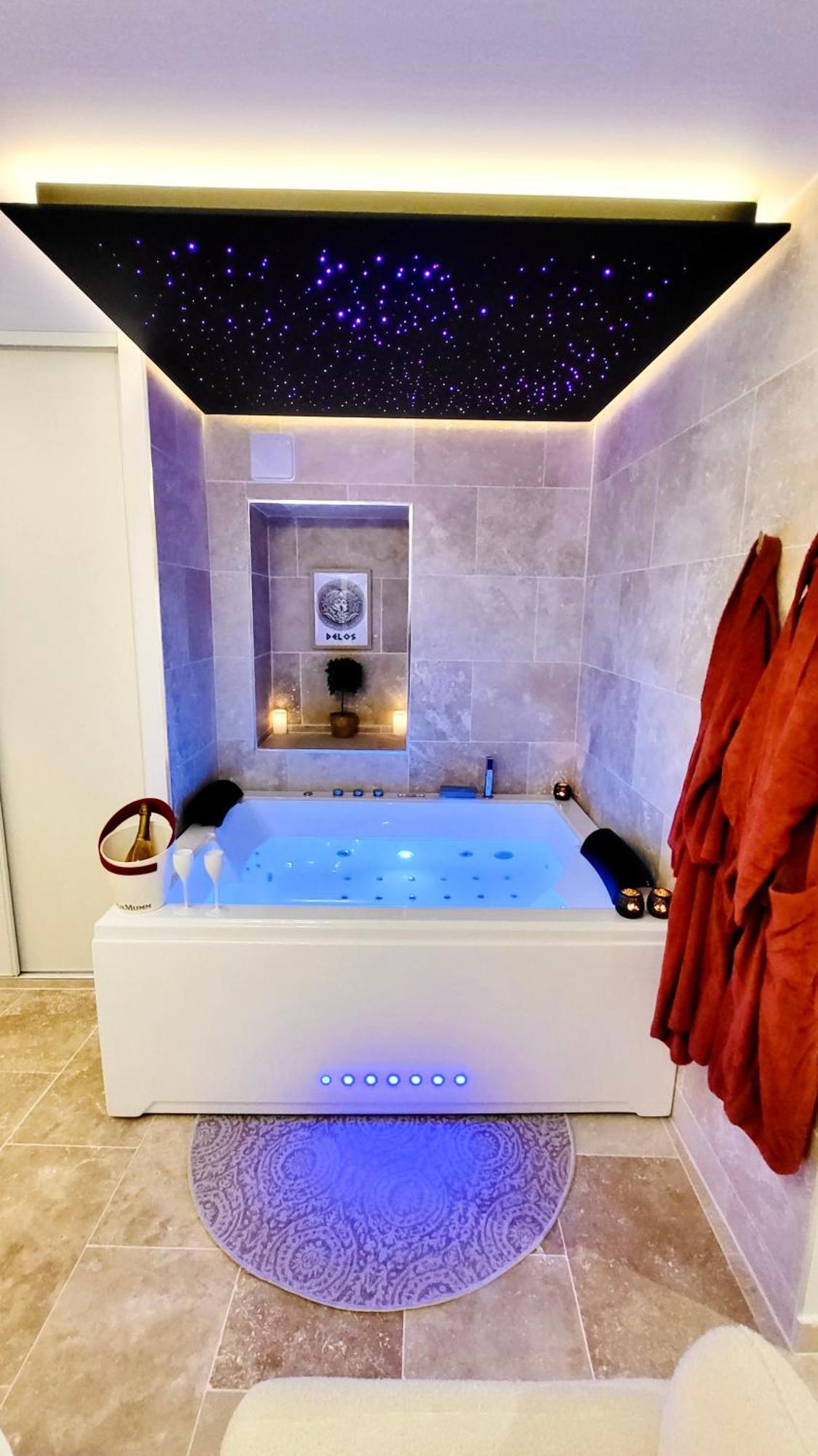 - La Delos - Jacuzzi 2 Places - Centre A Pied - Lit Queen Size - Parking Privee - Wifi - Center Within Walking Distance - Quimper