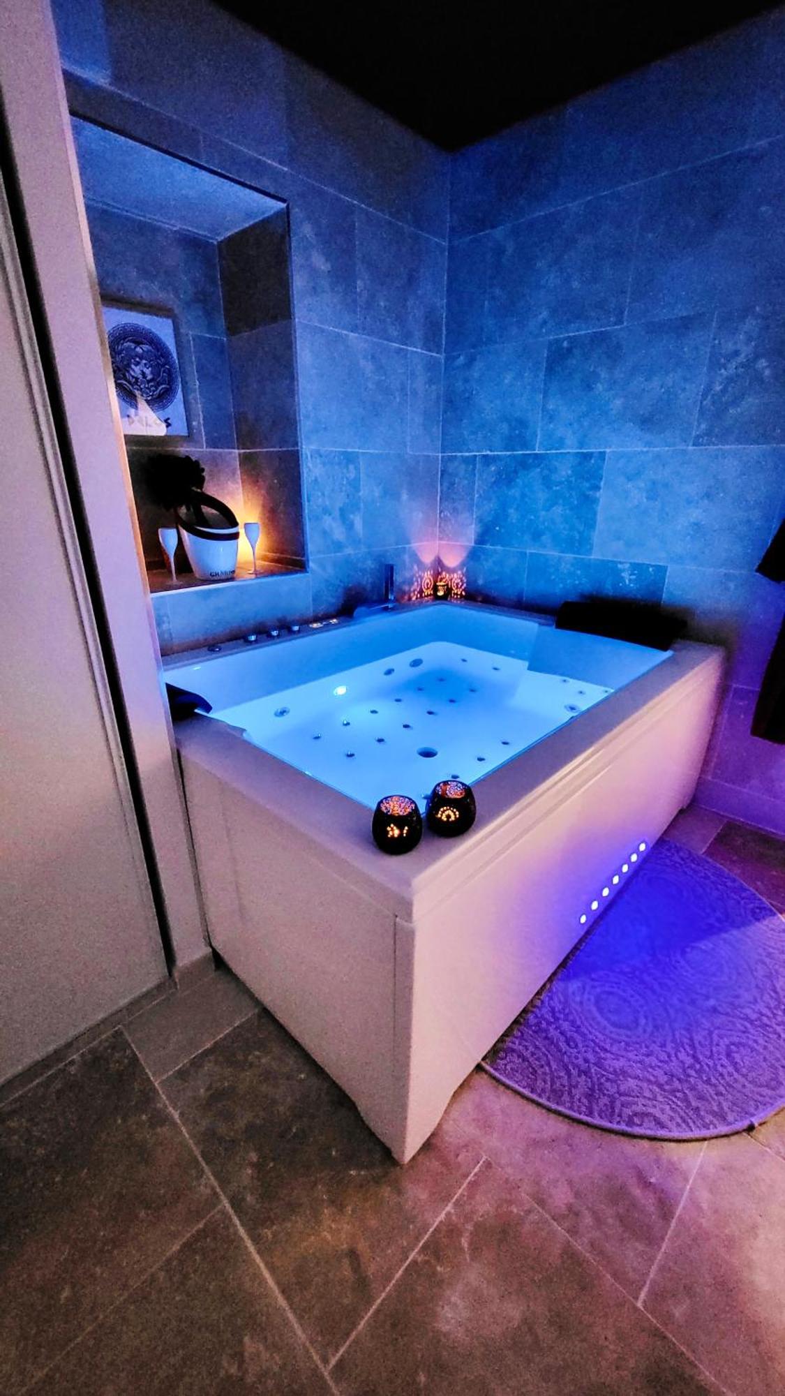 - La Delos - Jacuzzi 2 Places - Centre A Pied - Lit Queen Size - Parking Privee - Wifi - Center Within Walking Distance - * Quimper
