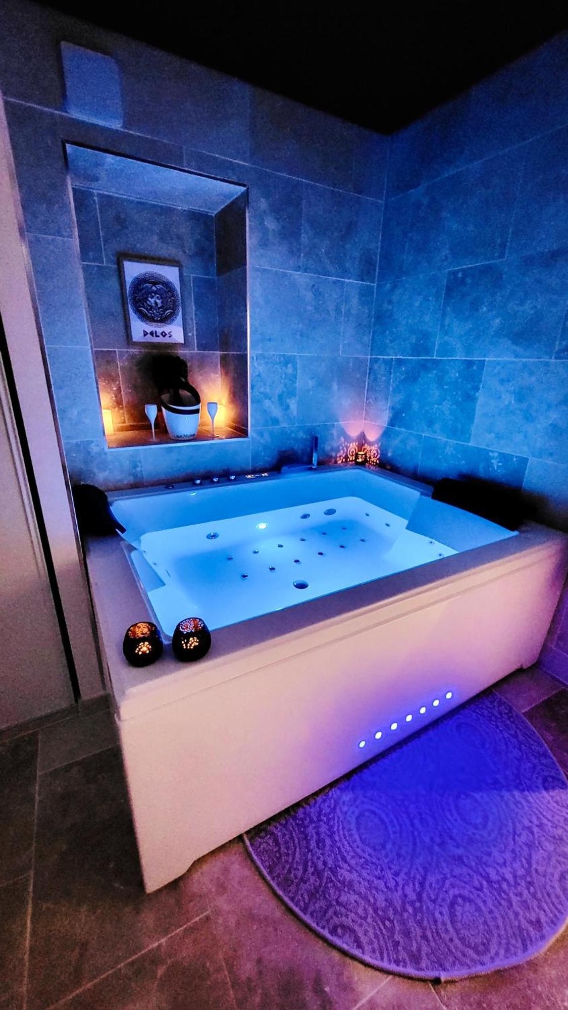 Apartment - La Delos - Jacuzzi 2 Places - Centre A Pied - Lit Queen Size - Parking Privee - Wifi - Center Within Walking Distance - *