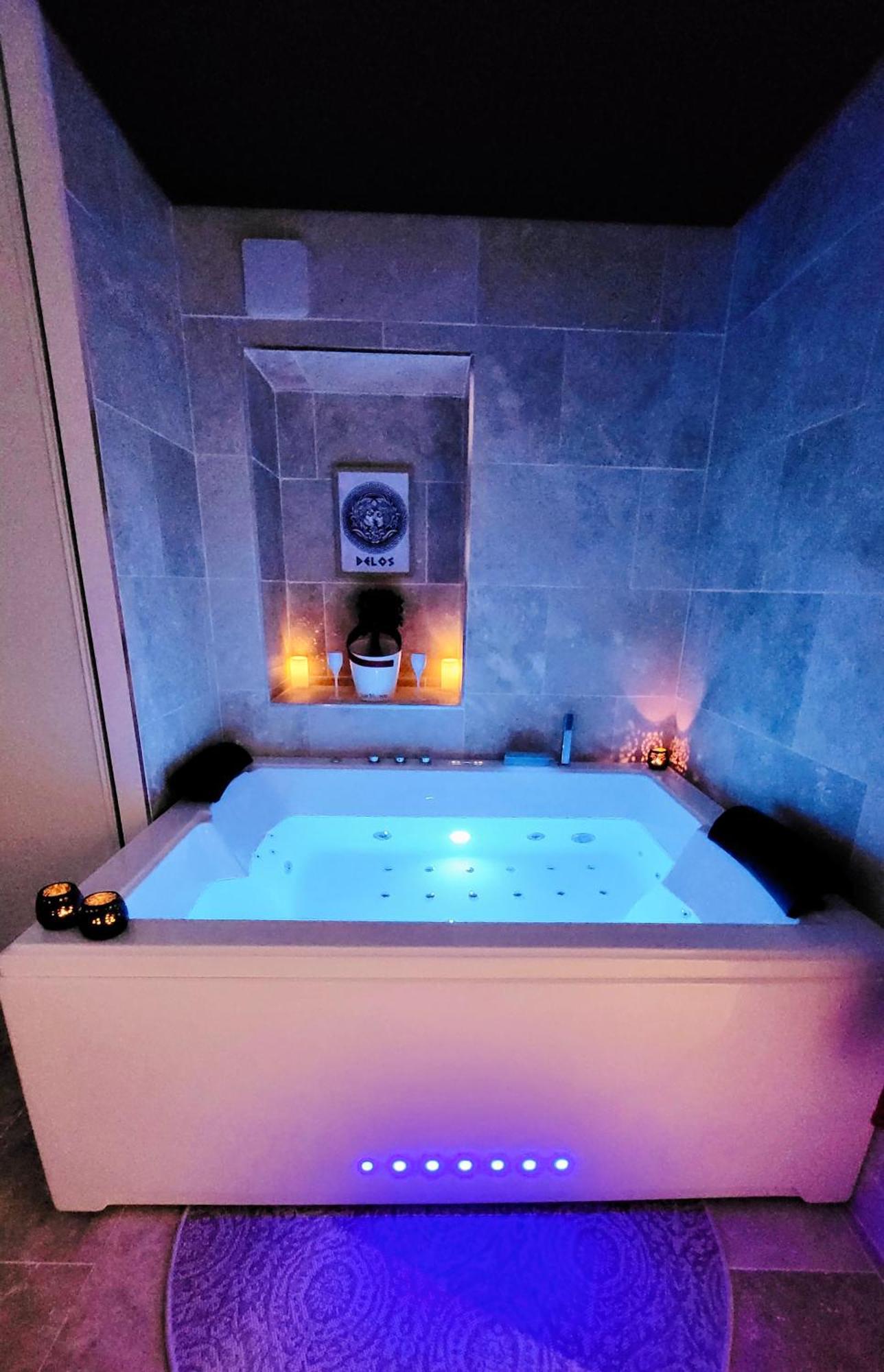 Apartment - La Delos - Jacuzzi 2 Places - Centre A Pied - Lit Queen Size - Parking Privee - Wifi - Center Within Walking Distance - Quimper